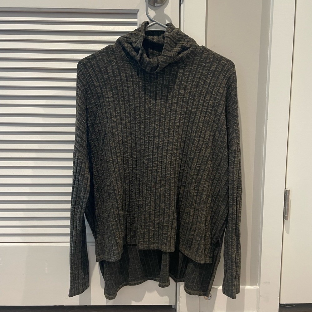 American Eagle Knit Turtle-Neck High-Low Sweater, Olive, size M